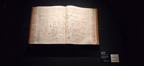 ‘2025 박물관·미술관 주간’의 ‘뮤지엄X만나다’ 프로그램의 일환으로 국립해양박물관에서 선정 소장품 전시가 열리고 있다. (사진제공: (사)한국박물관협회)