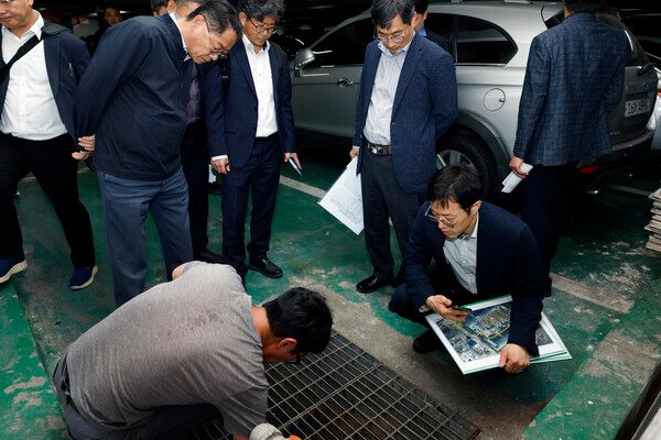 영구임대주택 배수시설을 점검하는 SH공사 관계자들 [사진=SH공사]