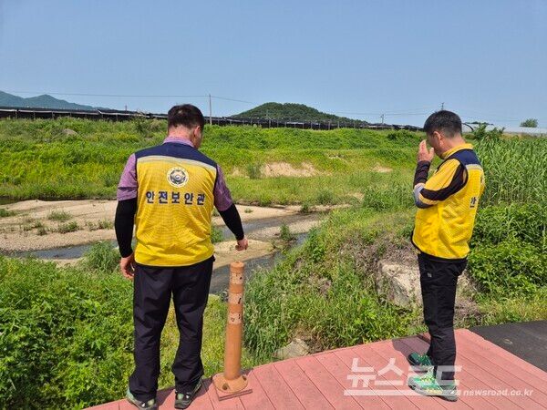 이천시가 여름철 재난안전 위험요소 발굴을 위해 위험 현장을 점검하고 있다./사진=이천시
