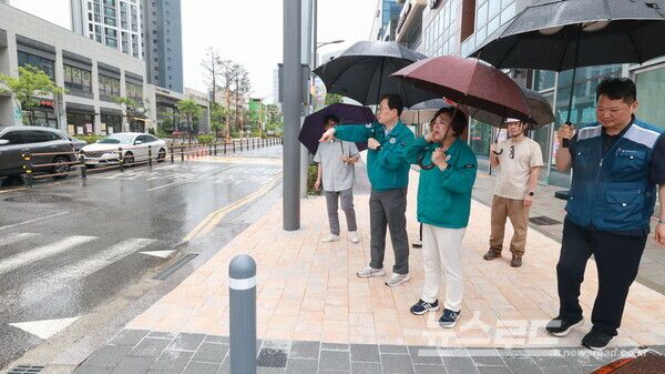 신계용 과천시장이 지정타 린파밀리에 아파트 앞 사거리에서 송영석 LH의왕과천사업본부장과 함께 배수로를 점검 중이다/사진=과천시