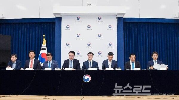 임기근 차관(가운데)을 비롯한 기재부 관계자들이 추경안 브리핑을 하는 모습 [사진=기재부]