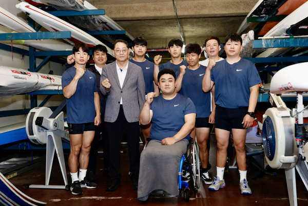 황상하 사장(왼쪽 3번째)이 장애인조정팀 선수들과 기념촬영하는 모습 [사진-SH공사]