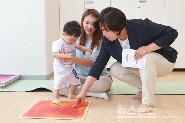 신계용 시장 과천시 육아종합지원센터 프로그램 참여하는 모습/사진=과천시