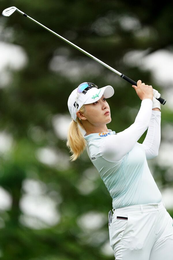 15번 홀에서 홀인원을 기록한 윤선정이 아이언샷을 한 후 볼을 쳐다보고 있다. 사진제공 골프채널&nbsp;&nbsp;