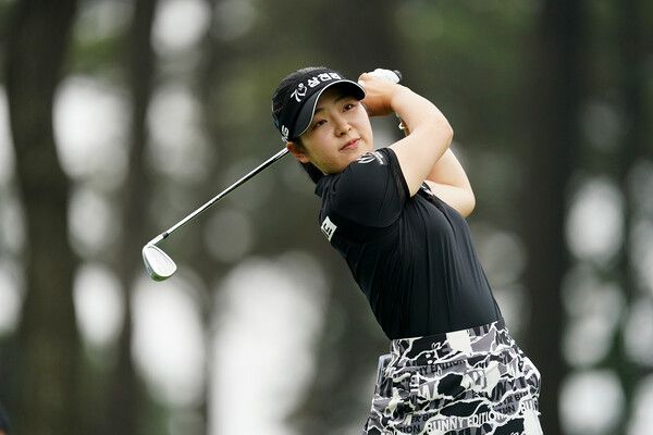 이날 8개의 버디를 잡아낸 유현조가 아이언샷을 하고 있다. 사진제공 골프채널&nbsp;