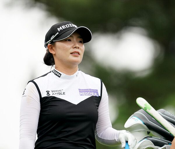 이다연이 21일 경기 안산 대부도 더헤븐CC에서 개최된 KLPGA 주관·극동방송 더헤븐호텔, 더헤븐CC 후원 더헤븐 마스터즈대회 2라운드에서 버디 7개, 65타를 치며 중합 13언더파로 오전 조 단독 선두로 치고 올라갔다. 사진은 이다연이 코스를 보고 있다. 사진제공 골프채널 