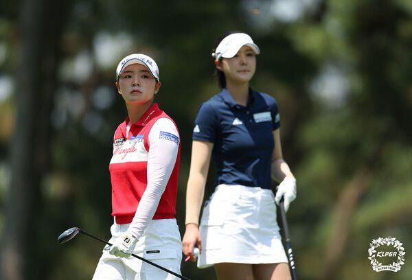 이다연(왼쪽)의 티샷 후, 같은 조 김나영이 더헤븐 마스터즈 FR 4번홀에서 티샷을 준비하고 있다. 사진제공 KLPGA&nbsp;&nbsp;