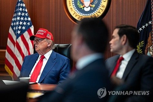 21일(현지시간) 백악관에서 회의 중인 도널드 트럼프 미 대통령/연합뉴스