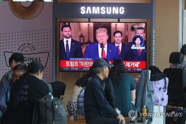 미 트럼프 대통령 대국민 연설 시청하는 시민들/연합뉴스