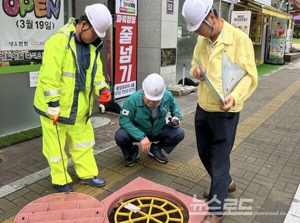 박승삼 부시장이 풍수해 대비 주요 하수도 시설을 점검하고 있다./사진=시흥시
