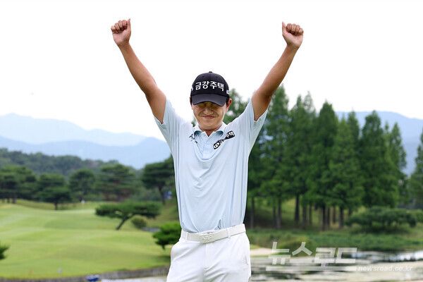 옥태훈이 우승 세레머니를 하고 있다./사진=KPGA