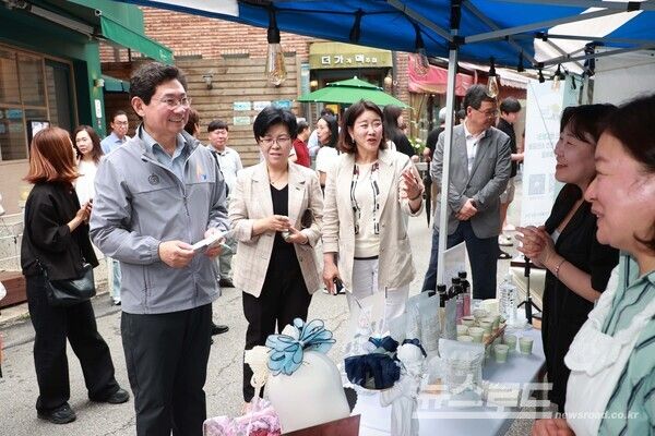 이상일 시장이 '제1회 BOCA 커피 페스타'에 참석해 시민, 상인들과 소통하고 있다./사진=용인시