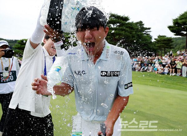 옥태훈이 우승 세레머니를 받고 있다./사진=KPGA