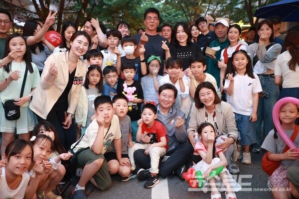 이상일 시장이&nbsp; '제1회 BOCA 커피 페스타'에 참석해 시민, 상인들과 기념촬영을 하고 있다./사진=용인시