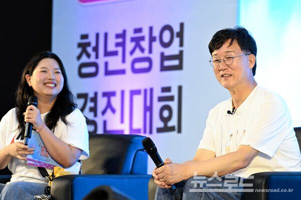 이민근 안산시장(오른쪽)이 21일 '2025 안산청년페어' 에서 청년들과 토크콘서트를 진행하고 있다./사진=안산시