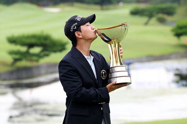 옥태훈이 우승 트로피에 입맞춤을 하고 있다./사진=KPGA