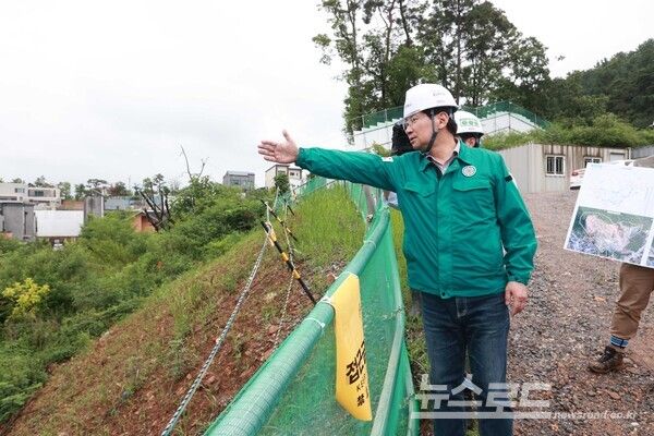이상일 용인특례시장이 여름철 자연재해 취약 지역을 점검하고 있다./사진=용인특레시&nbsp;