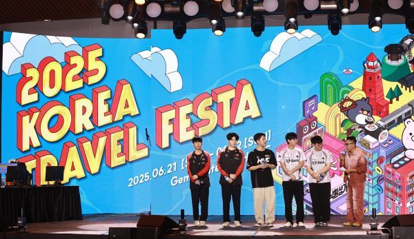 [출처=한국관광공사] 코리아 트래블 페스타에서 LCK 선수들이 무대 인사를 하고 있다.