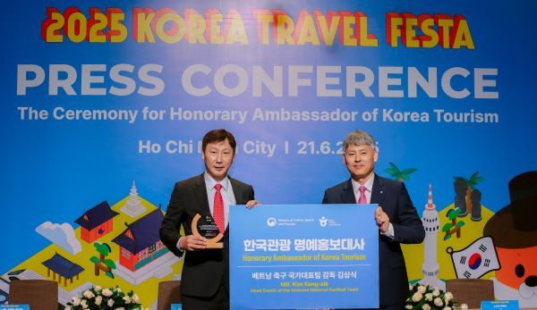 [출처=한국관광공사] 김상식 베트남 축구 국대표팀 감독(왼쪽)과 김종훈 국제관광 본부장 직무대리