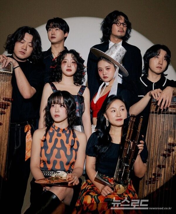 악단광칠 ​​​<왼쪽부터 원먼동마루(가야금),전궁달(타악), 김약대(대금),연홍(보컬),유월(보컬),김최종병기 활(아쟁), 선우바라바라바라밤(타악), 이만월(피리, 생황)/사진=악단광칠 제공