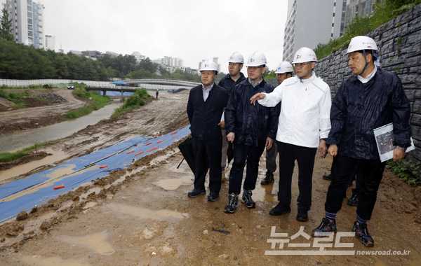 황상하 사장(흰옷)이 점검단과 안전 사고 예방에 나선 모습 [사진=SH공사]