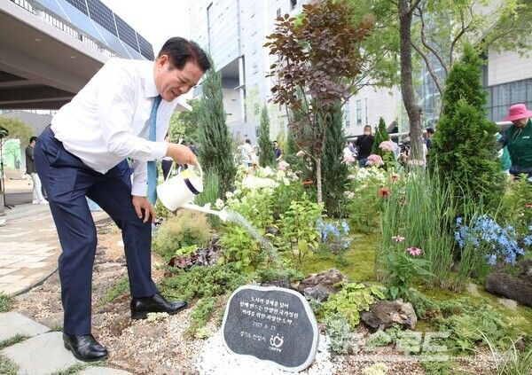 최대호 안양시장이 23일 열린 안양천 명소화 고도화 행정협의회 기념식수 행사에서 정원에 물을 주고 있다./사진=안양시