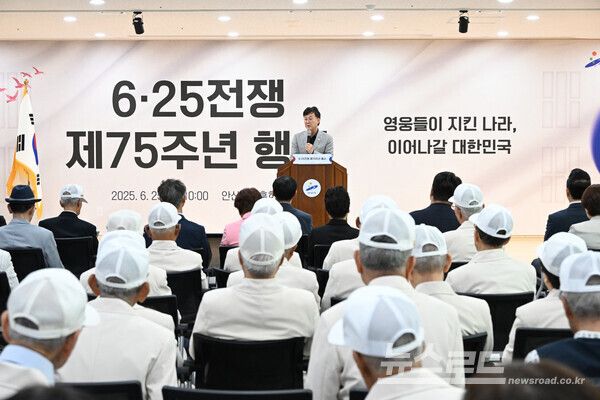 이민근 시장이 6.25전쟁 제75주년 행사에서 인사말을 하고 있다./사진=이민근 시장 페이스북