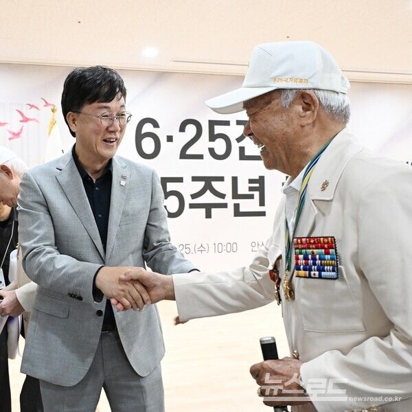 이민근 시장이 6.25참전 유공자와 반갑게 인사를 나누고 있다./사진=이민근 시장 페이스북