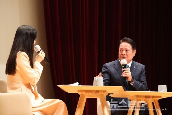 최대호 시장(우)이 장영란씨(좌)와 토크쇼를 진행하고 있다./사진=최대호 시장 페이스북