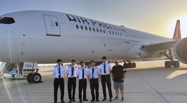 출처=에어프레미아. 8호기 도입을 기념해 관계자들이 사진을 찍고 있다.