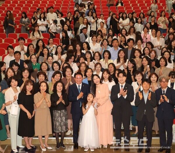 최대호 시장이 행사를 마치고 이날 참여한 모든 사람들과 기념촬영을 하고 있다./사진=최대호 시장 페이스북