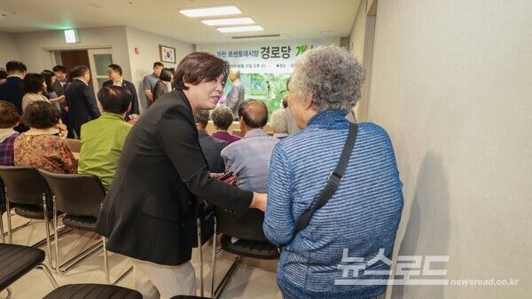 신계용 시장이 '과천르센토 경로당'을 방문해 어르신에게 안부를 묻고 있다./사진=신계용 시장 페이스북