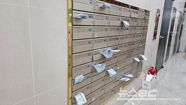 상가 안 우편물에는 수개월치 관리비 용지가 꽂혀있고 대부분이 공실이어서 우편함이 깨끗한 상태./사진=뉴스로드 김영식 기자&nbsp;