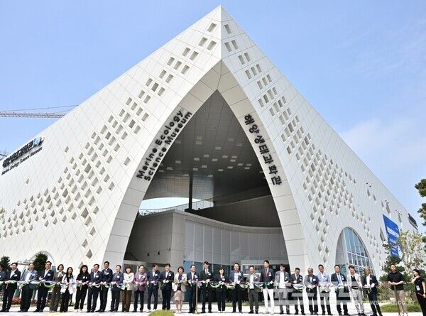 27일 열린 해양생태과학관 개관식 테이프 커팅 현장/사진=시흥시
