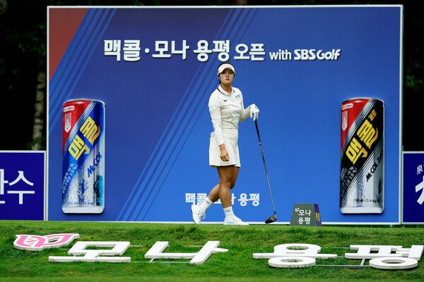 27일 강원도 평창 버치힐CC에서 열린 KLPGA 2025 ‘맥콜·모나 용평 오픈 with SBS Golf’ 대회 1라운드에서 김민별이 티샷 후 볼을 보고 있다. 사진제공 골프채널 