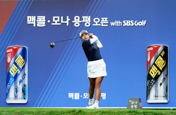 27일 강원도 평창 버치힐CC에서 열린 KLPGA 2025 ‘맥콜·모나 용평 오픈 with SBS Golf’ 대회 1라운드에서 성유진이 티샷하고 있다. 사진제공 골프채널 