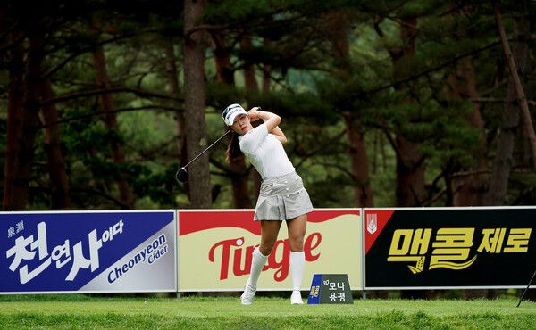 27일 강원도 평창 버치힐CC에서 열린 KLPGA 2025 ‘맥콜·모나 용평 오픈 with SBS Golf’ 대회 1라운드에서 배소현이 티샷하고 있다. 사진제공 골프채널 