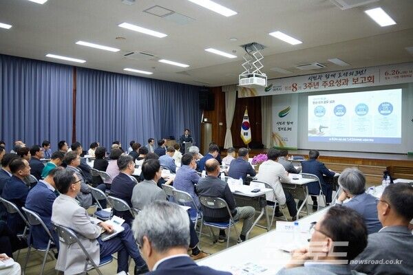 이충우 시장이 민선 8기 3주년 주요 성과보고회를 개최하고 발언하고 있다./사진=여주시