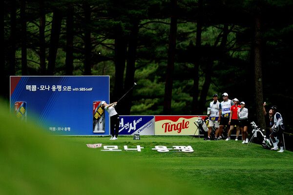 27일 강원도 평창 버치힐CC에서 열린 KLPGA 2025 ‘맥콜·모나 용평 오픈 with SBS Golf’ 대회 1라운드에서 권서연이 티샷하고 있다. 사진제공 골프채널 