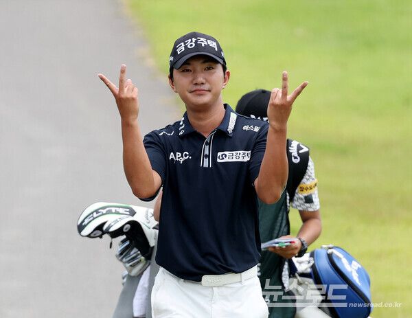 옥태훈이 5번홀 칩인버디를 성공하고 세레머니를 보여주고 있다. [사진=KPGA]