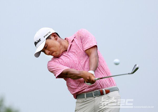 강성훈이 2번홀에서 아이언 샷을 하고 있다. [사진=KPGA]
