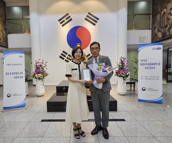 심우섭 SH공사 경영기획본부장(우측)이 감사패를 받고 기념촬영하는 모습 [사진=SH공사]