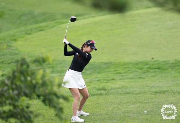 김재희가 맥콜모나용평 오픈 withSBSGolf 1라운드 7번홀에서 티샷하고 있다. [사진= KLPGA]