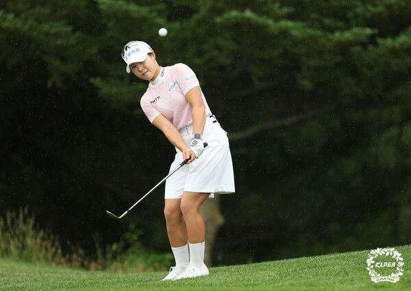 고지우가 맥콜모나용평 오픈 withSBSGolf 2R 10번홀에서 칩샷을 하고 있다. 사진제공 KLPGA&nbsp;