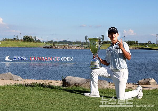 옥태훈이 우승트로피와 포즈를 취하고 있다./사진=KPGA