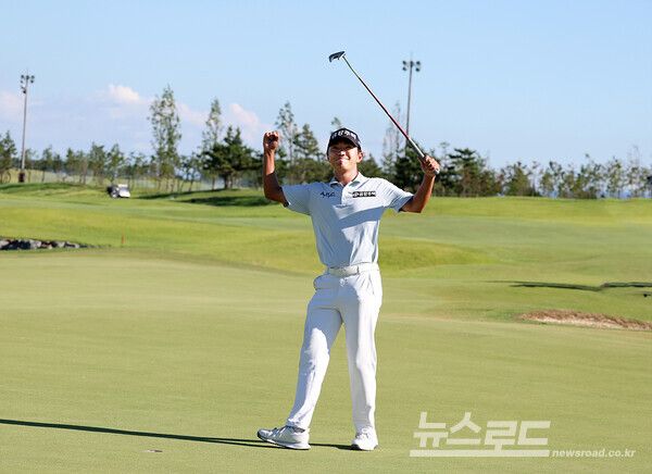옥태훈이 18번 홀 우승을 확정 짓고 두 팔을 번쩍 들어 기뻐하고 있다./사진=KPGA