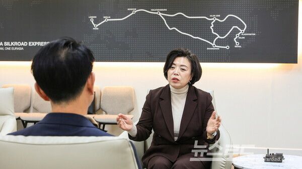 지난 2월 신계용 과천시장은 역사 개찰구 방향 변경을 포함한 지역 철도 현안 해결을 위해 한문희 한국철도공사 사장을 만나 내용을 전하고 있다./사진=과천시