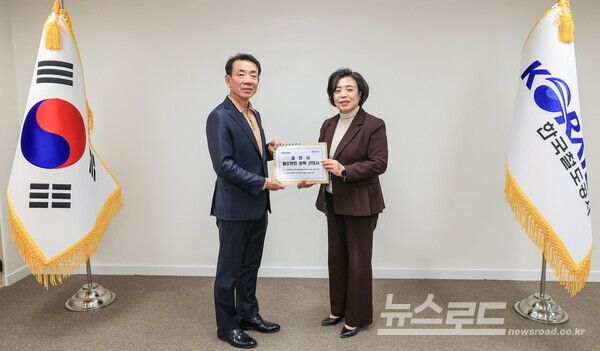 지난 2월 신계용 과천시장(오른쪽)은 역사 개찰구 방향 변경을 포함한 지역 철도 현안 해결을 위해 한문희 한국철도공사 사장 (왼쪽)과 만났나 의견서를 제출하고 있다./사진=과천시