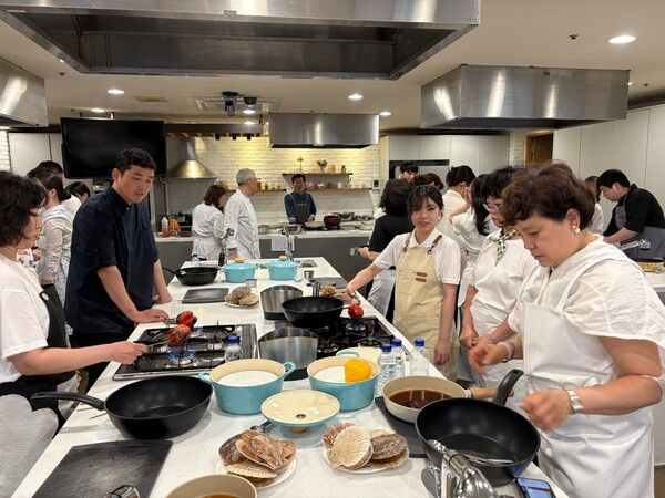 한양사이버대학교 호텔외식경영학과에서 진행된 '이연복 교수의 마스터 클래스'에서 재학생들이 실습을 진행하고 있다./사진제공=한양사이버대학교