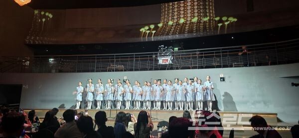 축하공연을 펼치고 있는 어린이 합창단. [사진=서진수기자]